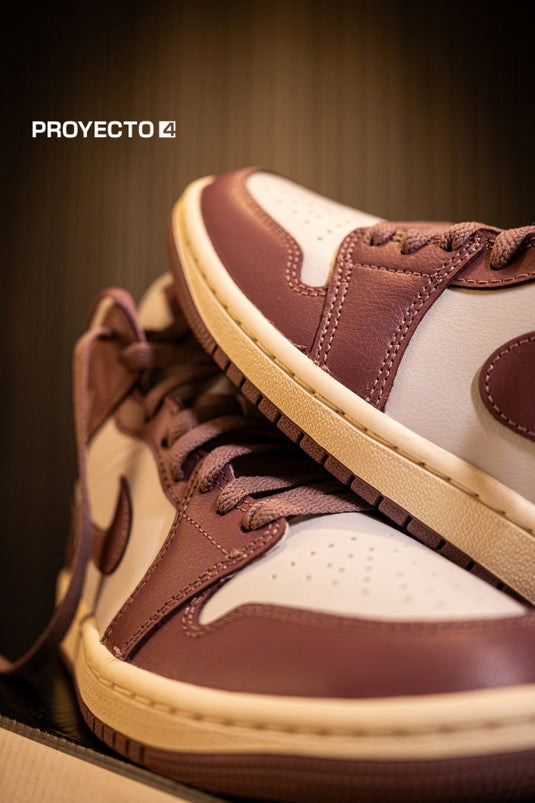 Jordan 1 Mid Women Pure Platinum