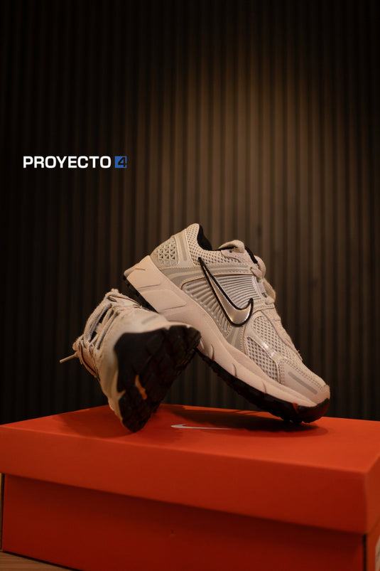 Nike Zoom Vomero 5 Plateado Claro