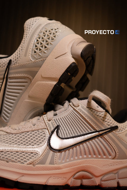 Nike Zoom Vomero 5 Plateado Claro