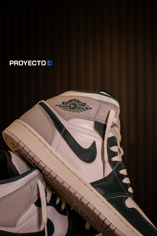 Jordan Retro 1 Mid SE
